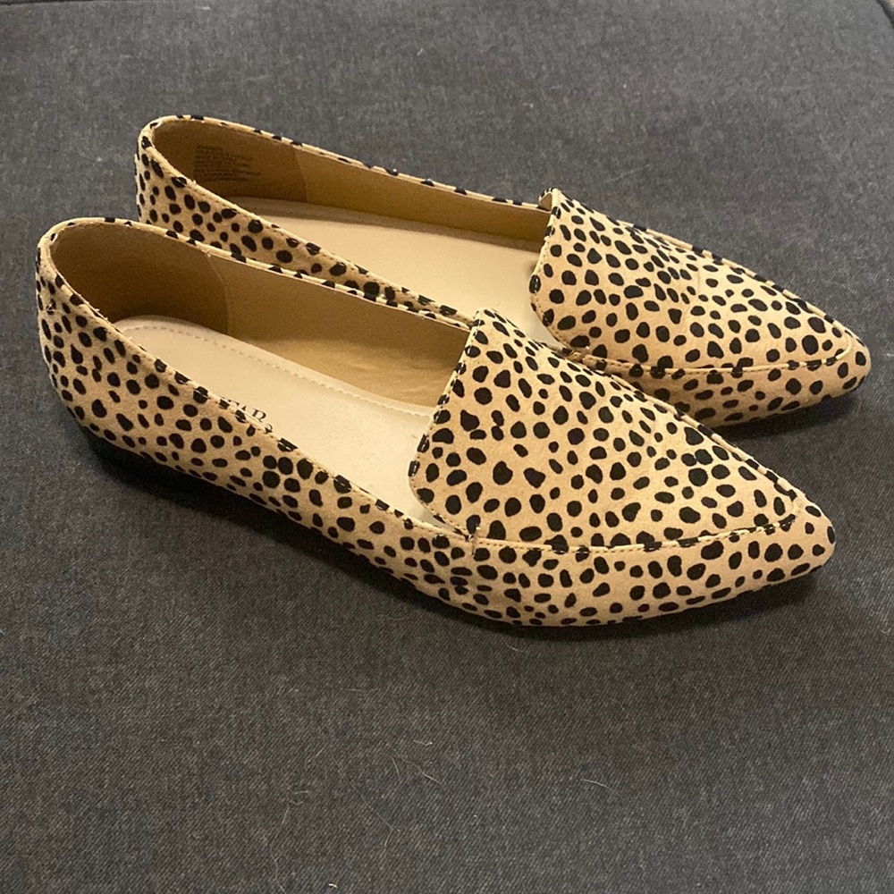 Like new pointed tan Dalmatian print flats